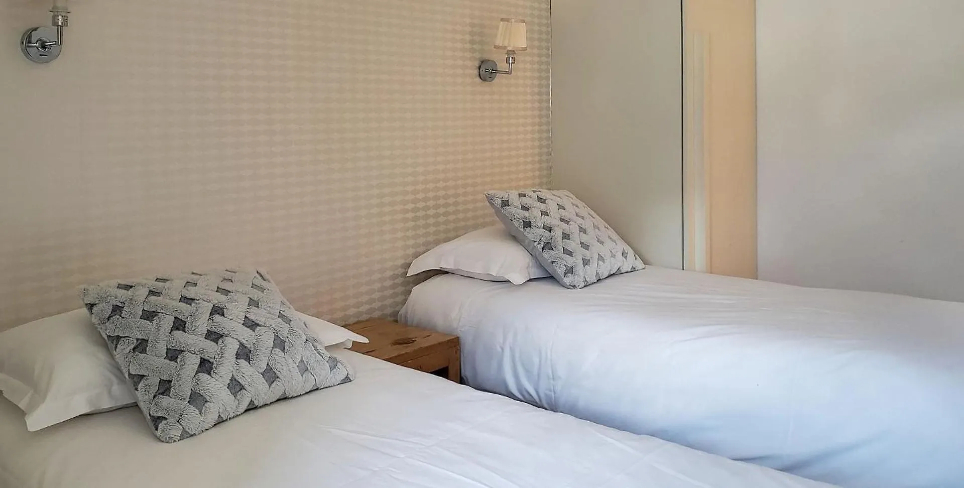 Nook 42 - The Loft - Central 2Br W/ Balcony Views シャモニー