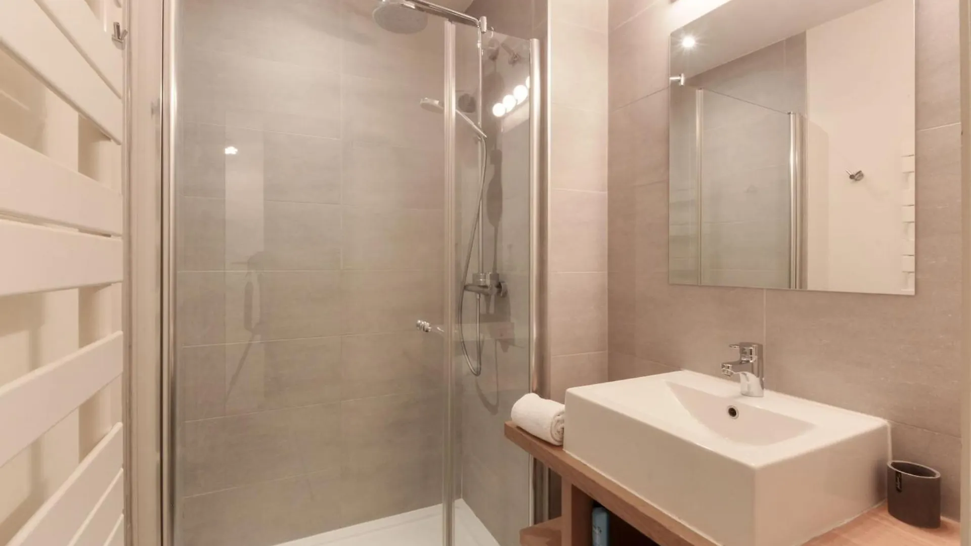 Nook 42 - The Loft - Central 2Br W/ Balcony Views シャモニー