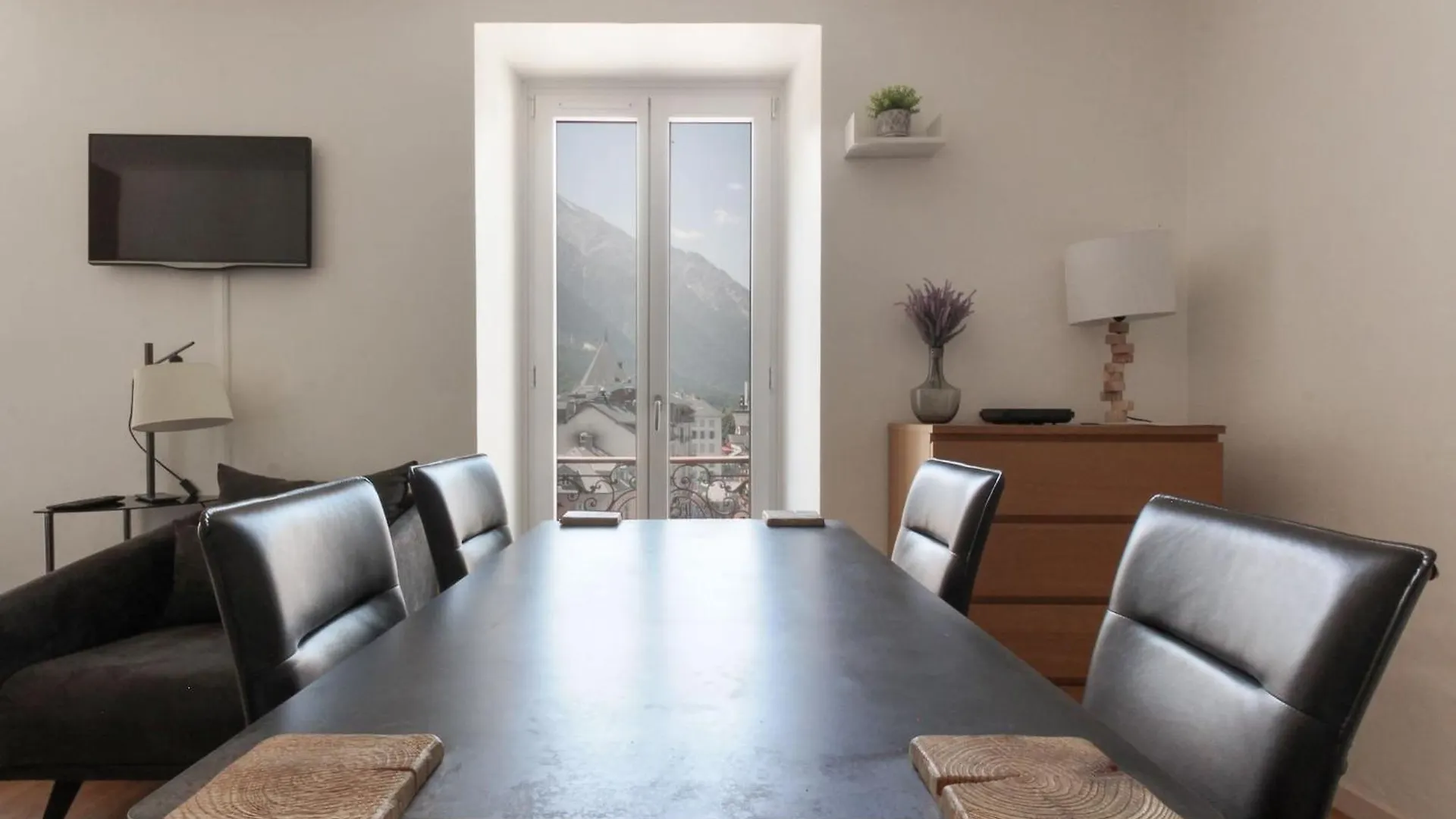 Nook 42 - The Loft - Central 2Br W/ Balcony Views シャモニー 0*,  フランス